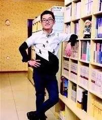 大v书店怎么赚钱-90后小伙摆地摊卖书，如今开书店年赚200万-优创圈