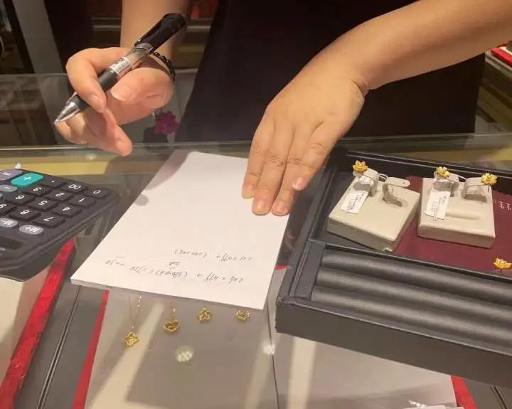 股票直播平台怎么赚钱-股票基金被割，买金会是出路吗？24岁姑娘下班就蹲守直播间：一犹豫就被抢空-优创圈