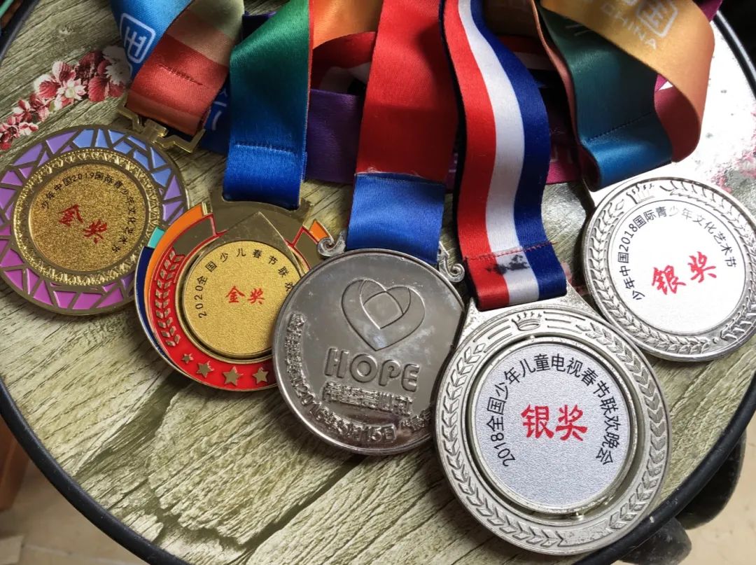直播的礼物平台收多少_直播礼物赚钱间隔多久_直播间的礼物怎么赚钱
