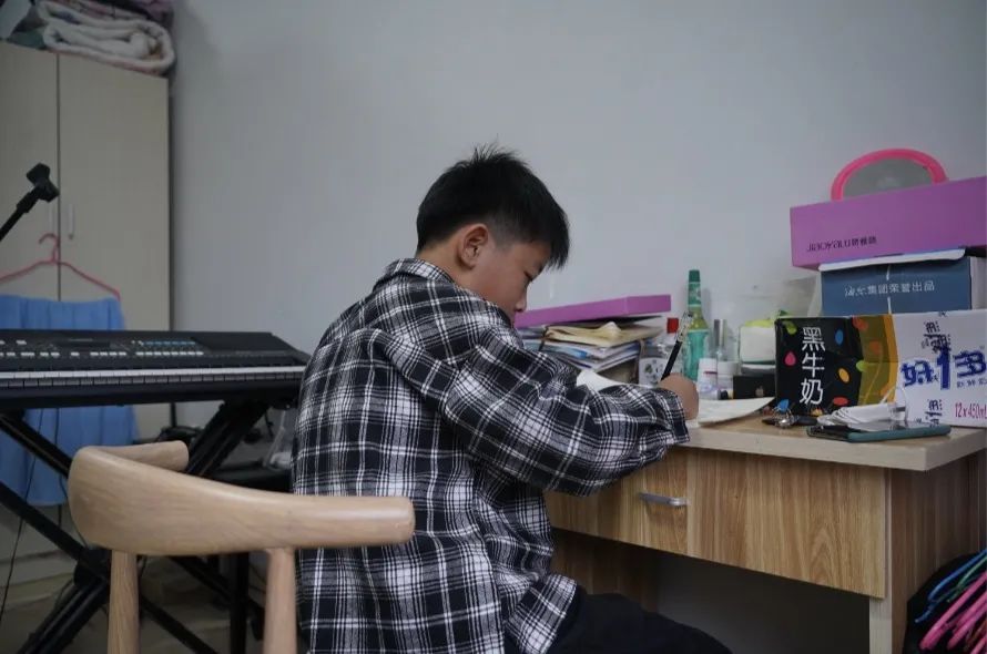 直播的礼物平台收多少_直播间的礼物怎么赚钱_直播礼物赚钱间隔多久
