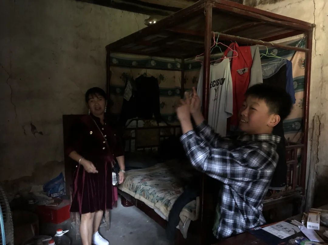 直播的礼物平台收多少_直播礼物赚钱间隔多久_直播间的礼物怎么赚钱