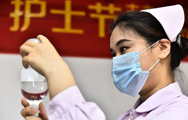 女生赚钱好容易_女生赚钱的路子_女生干什么赚钱