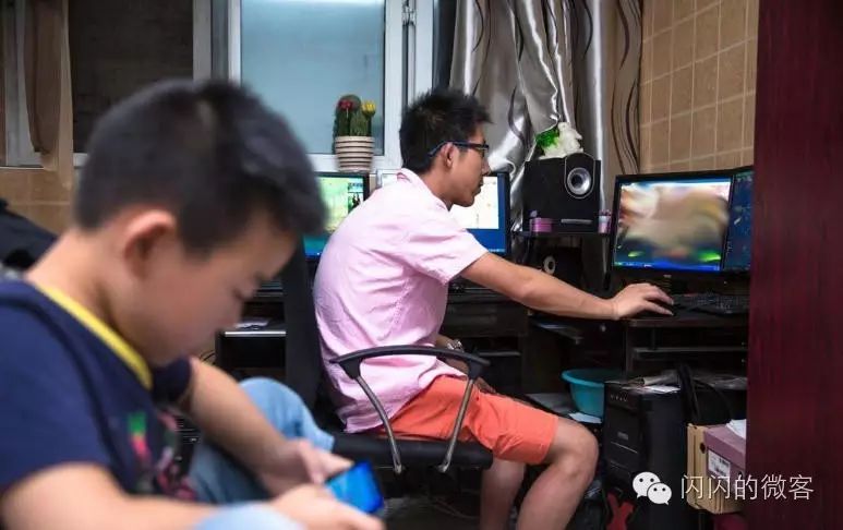 图片[5]-电脑什么游戏可以赚钱-中年男子游戏代练撑起全家 操控19台电脑赚钱辛苦-优创圈