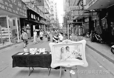 学校门口开店一个月挣多少_学校门口开什么店赚钱_想在学校门口开店