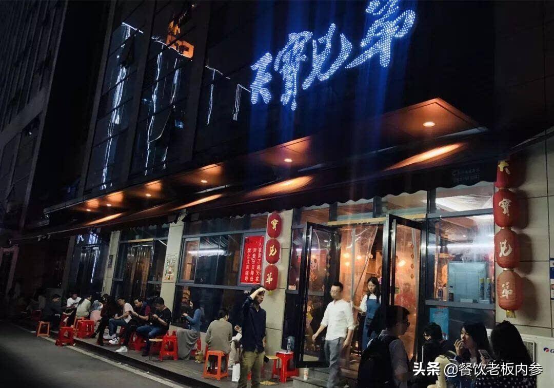 餐饮业什么最赚钱-极致“平效王”！400平龙虾店日收20多万，最高翻台12轮-优创圈