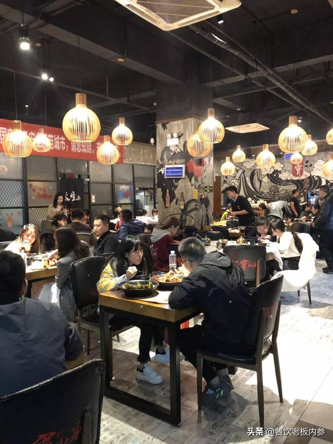 图片[8]-餐饮业什么最赚钱-极致“平效王”！400平龙虾店日收20多万，最高翻台12轮-优创圈