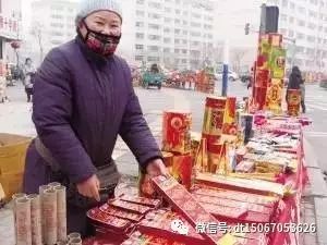 过年摆地摊卖什么赚钱_过年摆地摊赚10万万没想到_摆过年地摊赚钱卖什么