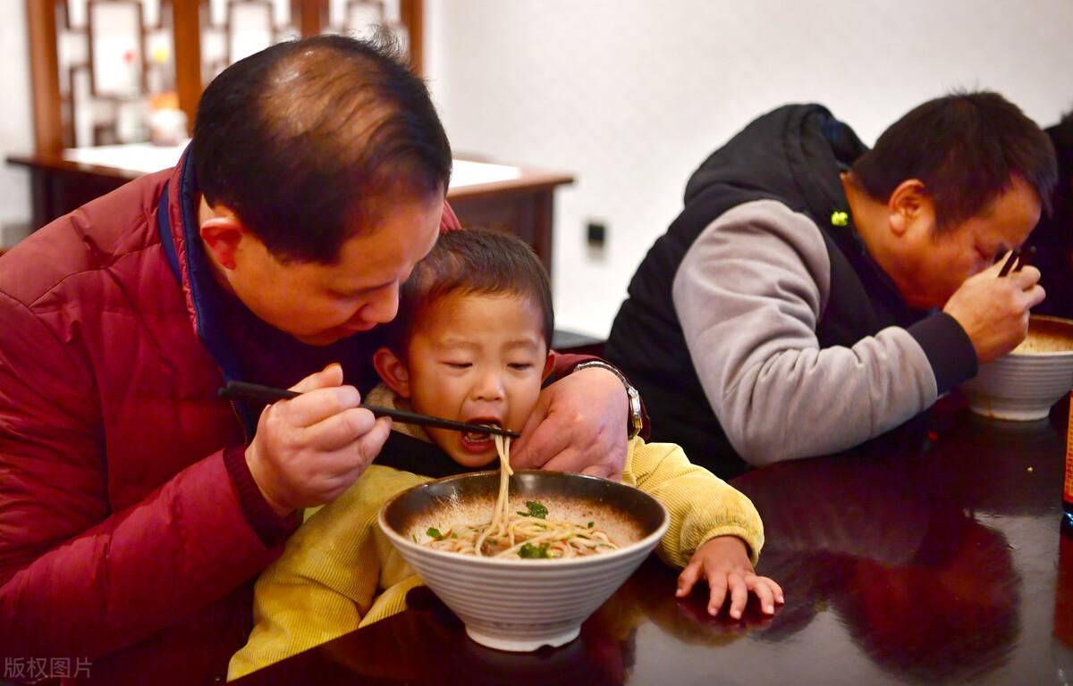 餐饮业什么最赚钱-河南大哥开米粉店，利用100根烤肠，年赚60万，方法值得借鉴-优创圈
