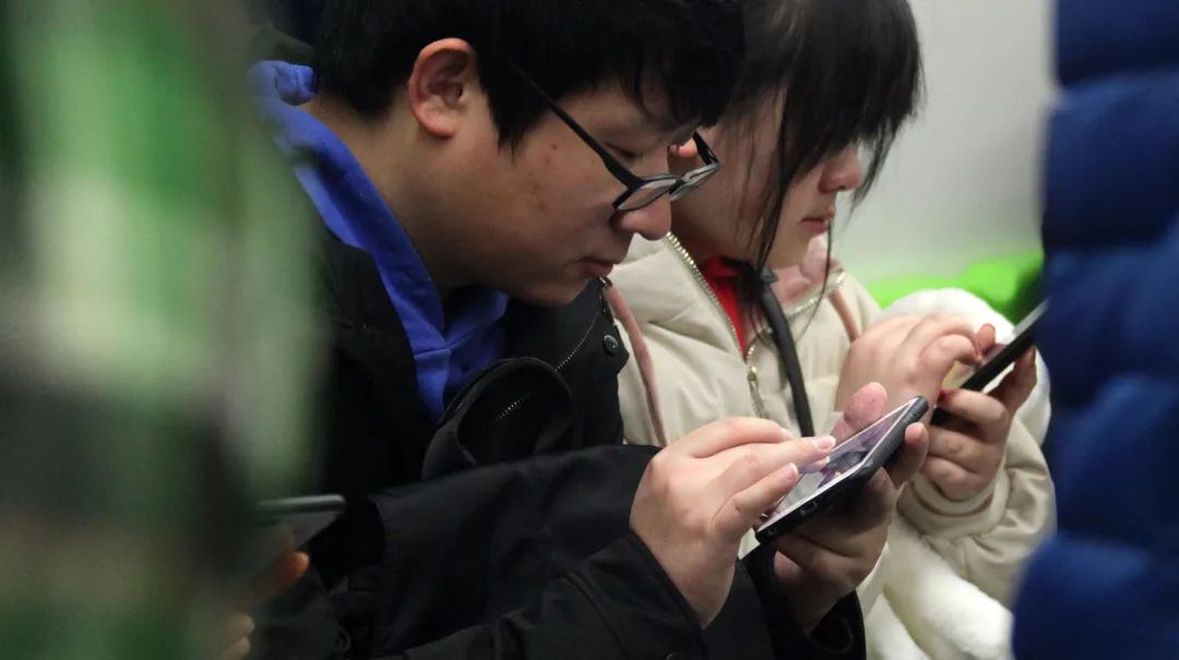 网络电影靠什么赚钱-边骂边追的网络电影，为什么越活越滋润？-优创圈