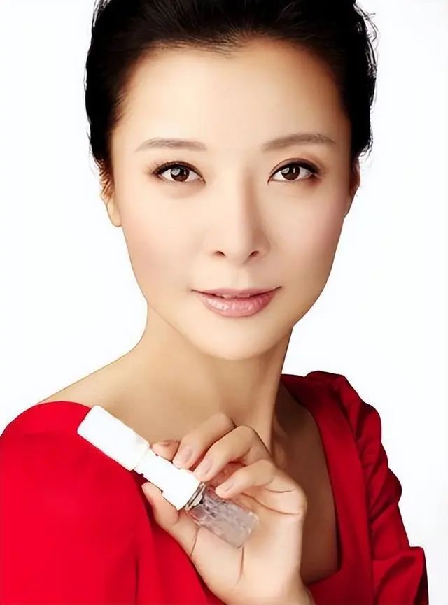 王菲的钱谁打理_王菲靠什么赚钱_王菲做生意