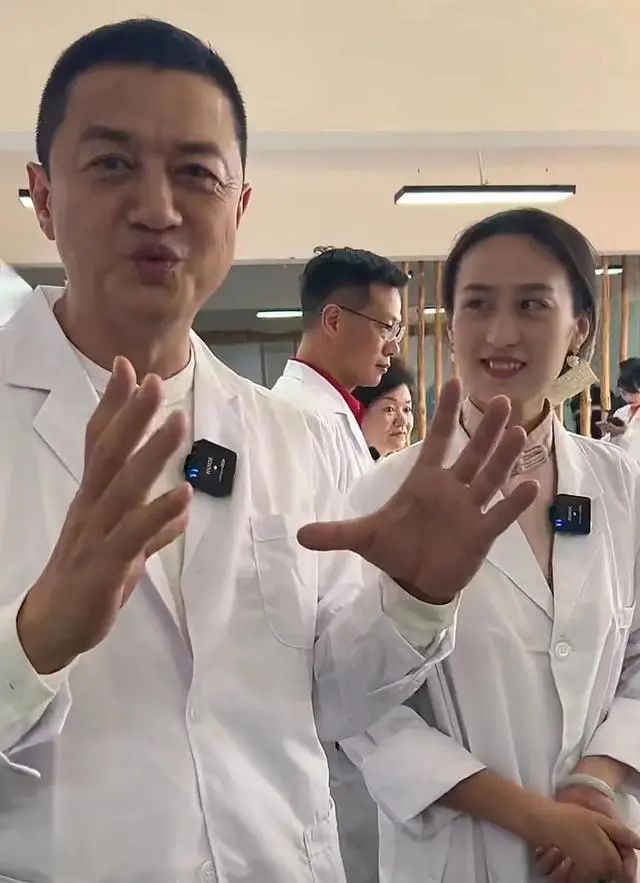 王菲做生意_王菲靠什么赚钱_王菲的钱谁打理