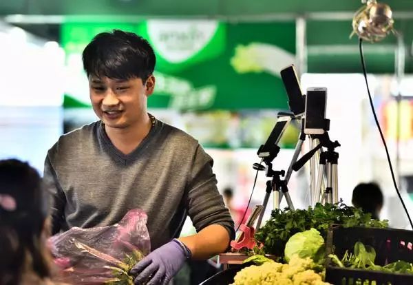 大学里做什么赚钱-瞧不上大学毕业生卖菜？他赚了两套房一辆车-优创圈