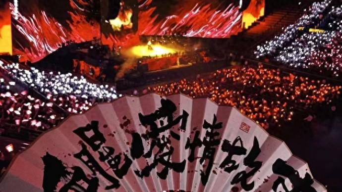 演唱会门口卖什么赚钱-为抢地盘桌腿折了，为躲保安东奔西走，在演唱会门口摆摊真能“日入过千”？-优创圈