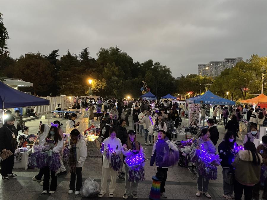 卖演唱会门票赚钱吗_演唱会摆摊卖什么比较好_演唱会门口卖什么赚钱