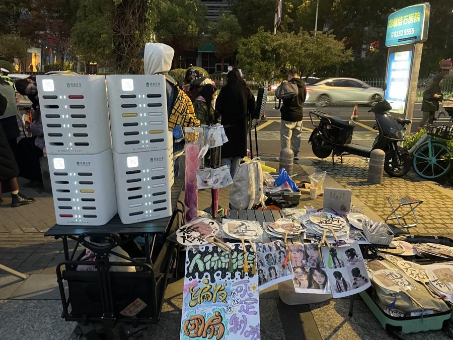演唱会摆摊卖什么比较好_卖演唱会门票赚钱吗_演唱会门口卖什么赚钱