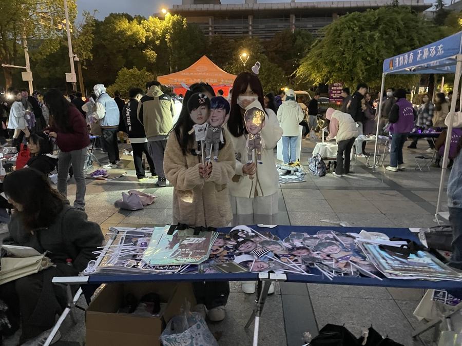 演唱会门口卖什么赚钱_卖演唱会门票赚钱吗_演唱会摆摊卖什么比较好
