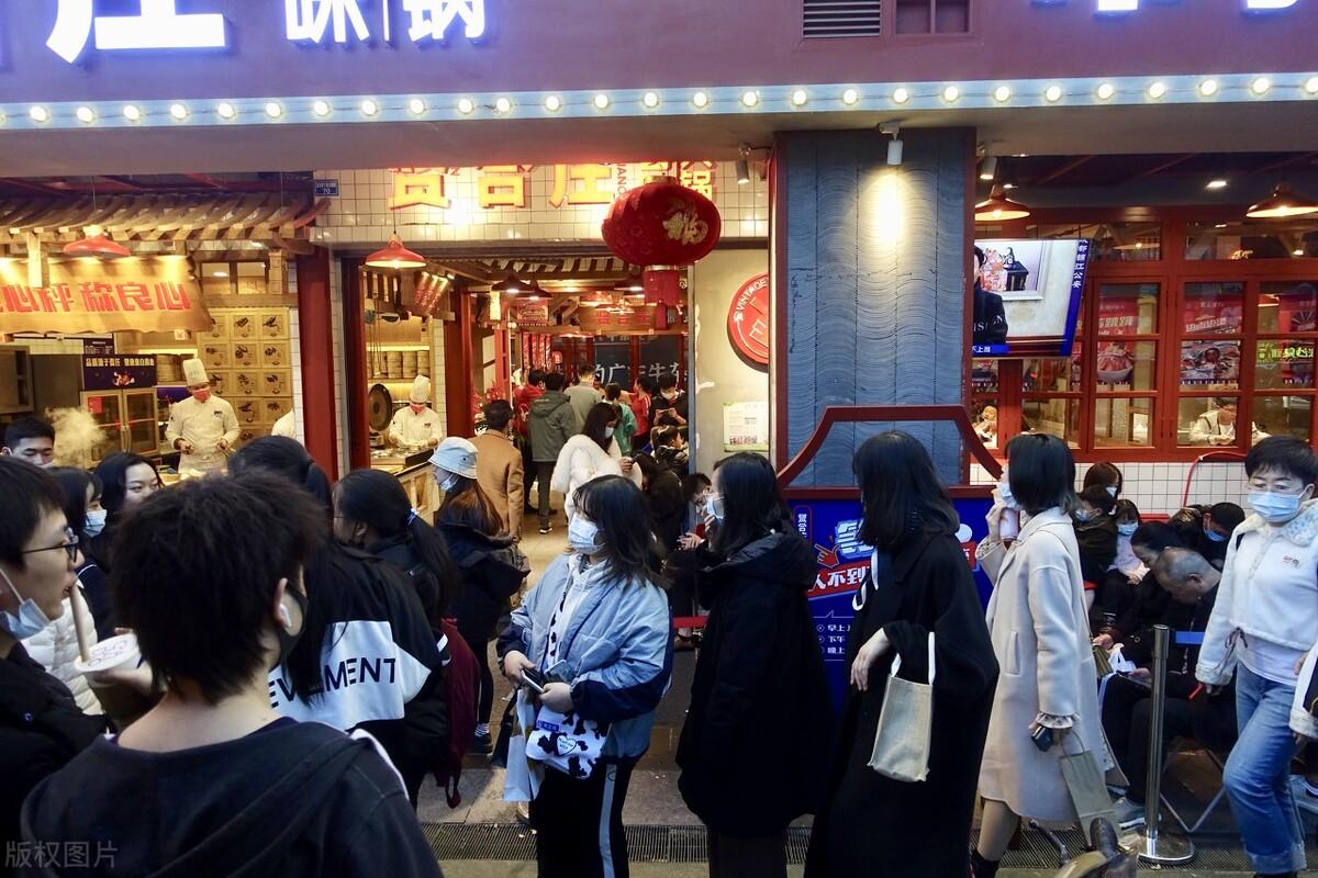 在重庆做什么赚钱-重庆女人开火锅店利用“免费蔬菜”，一年盈利250万，值得一学-优创圈