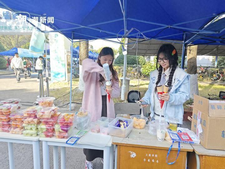 展销会卖什么赚钱-办了21届的校园商品展销会上 大学生化身“显眼包”练摊忙-优创圈