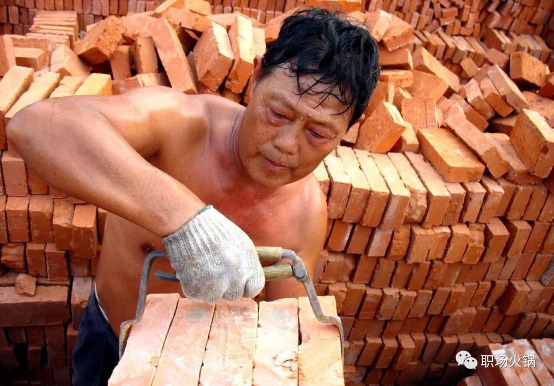 工地包什么最赚钱-农民工扛瓷砖上楼说好200元，女房东拿一包旧衣服抵账，接一个电话当场傻眼！-优创圈