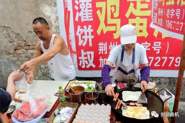 小本买卖干什么赚钱-日卖一千个！河南夫妇10口锅卖5元一份的小吃，一天收入3000＋！-优创圈