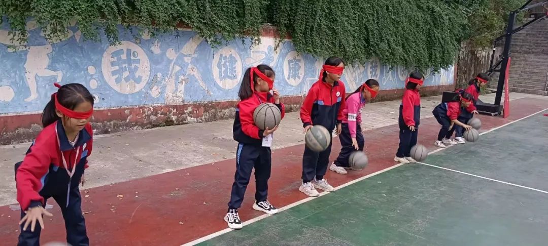女孩子学什么技术赚钱-贵州乡村小学，一位老师帮女孩们走出大山的“篮球实验”-优创圈