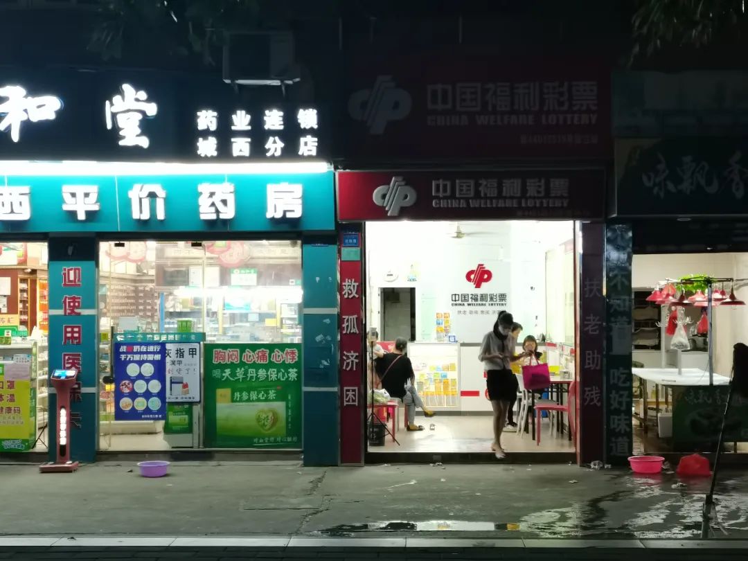 小区赚钱店开业祝福语_小区开什么店最赚钱_小区开小店能挣到钱吗