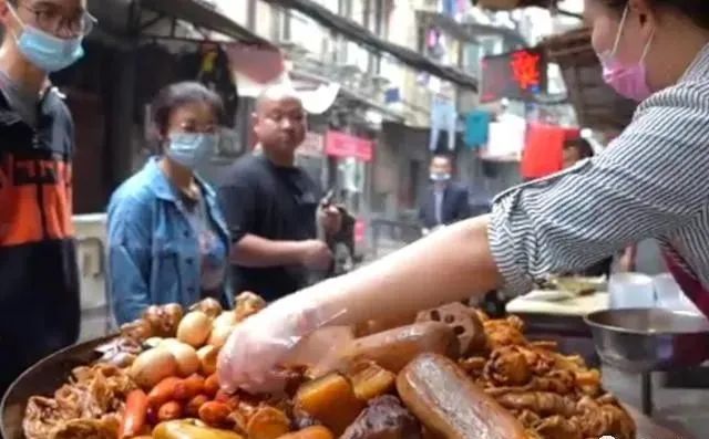 乡镇开什么小吃店赚钱-乡镇创业1年如何赚个几十万？这11个零经验赚钱项目，很适合夫妻来干！-优创圈