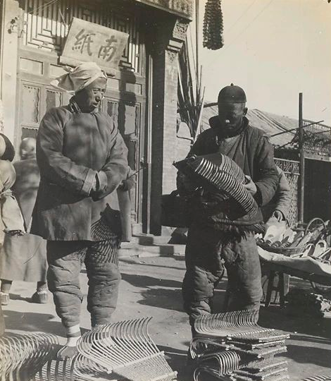 摆地摊卖什么能让女人小孩买_适合女人9个小生意地摊吃的_地摊生意适合吃女人小菜吗