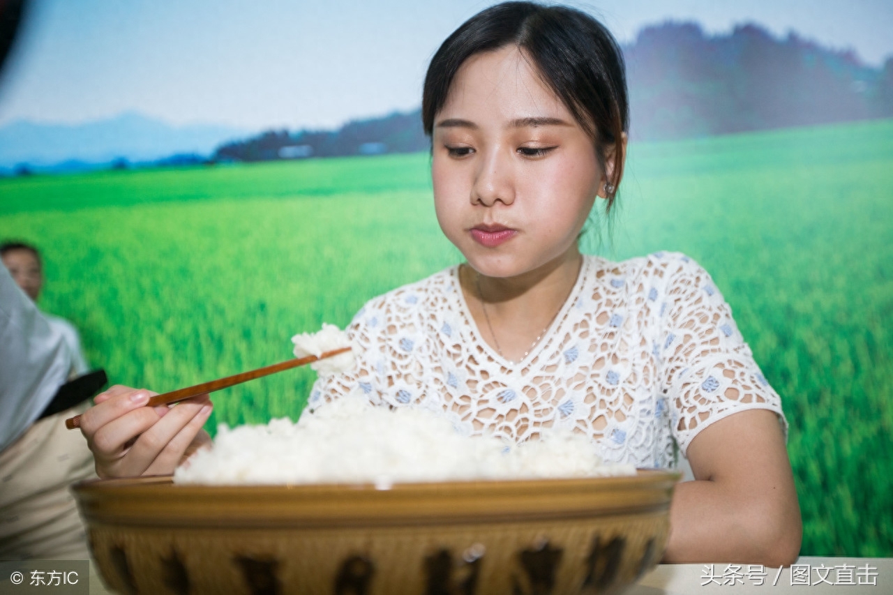 16分20秒吃完10桶火鸡面，26岁女子靠直播吃挣钱，网友有两个担心