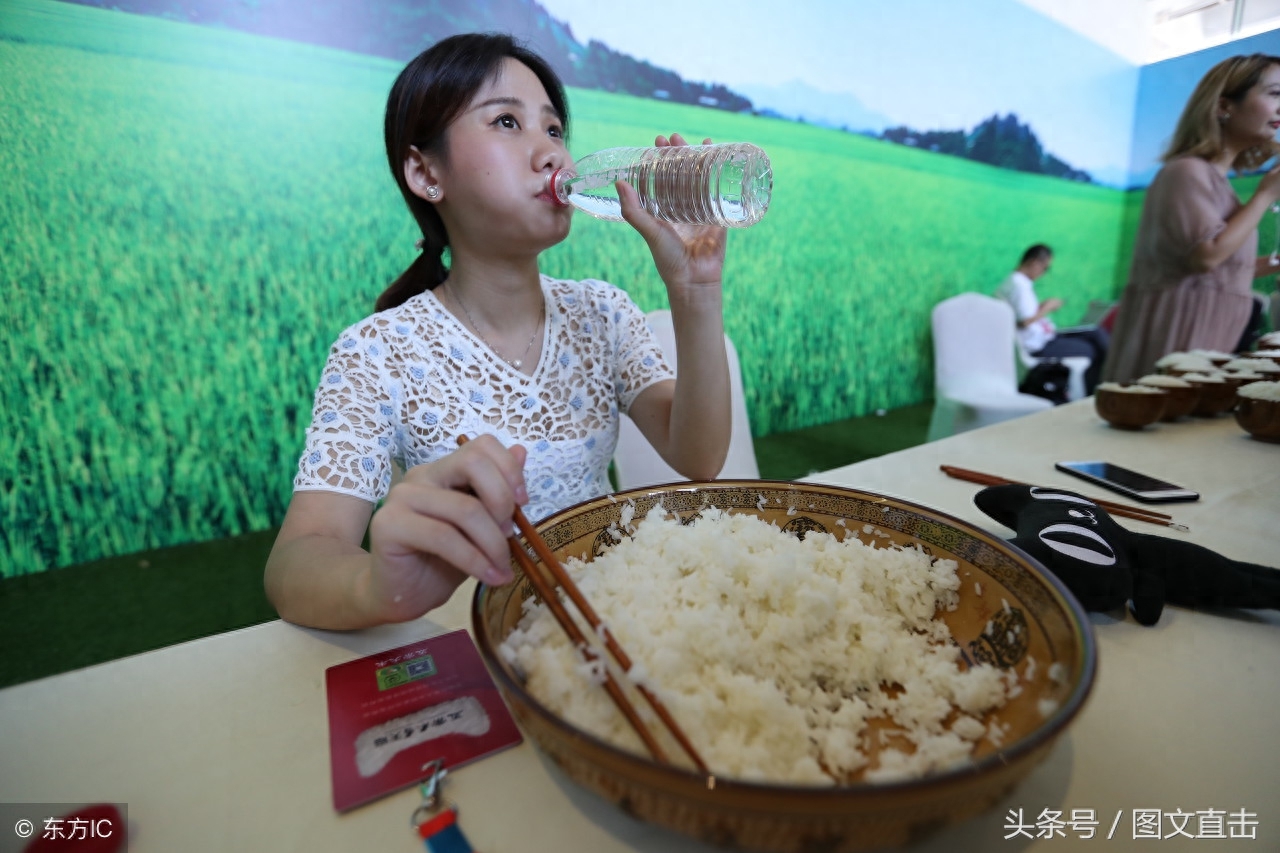 16分20秒吃完10桶火鸡面，26岁女子靠直播吃挣钱，网友有两个担心