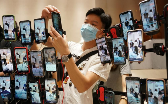 综艺挣钱_综艺节目靠什么赚钱_综艺节目赚什么钱