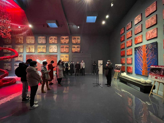 策展如何赚钱_独立策展人靠什么赚钱_策展赚钱靠独立人生吗