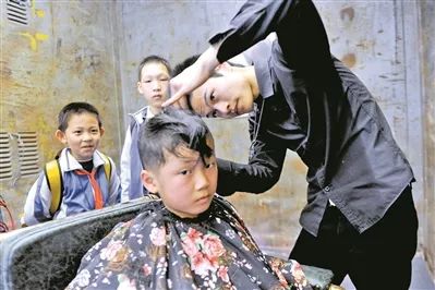 儿童理发店靠什么赚钱_做儿童理发店怎么样_理发赚钱靠儿童店挣钱吗