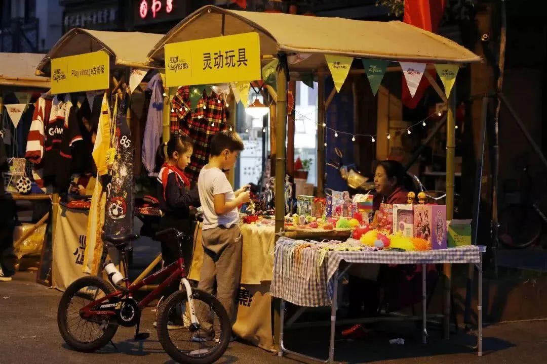 广场摆地摊卖啥好_在广场摆地摊卖什么最赚钱_广场摆地摊赚钱卖什么