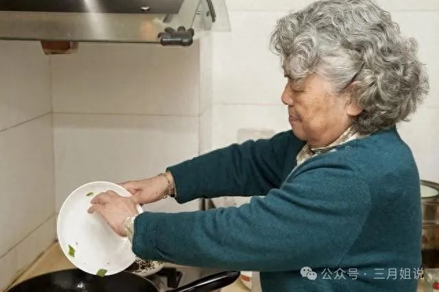在老家做什么赚钱-真是人比人没法活！我今年63岁，还在做保姆赚钱养家，而和我同龄的亲家母50岁就退休，开始享受生活，每天吃喝玩乐!-优创圈