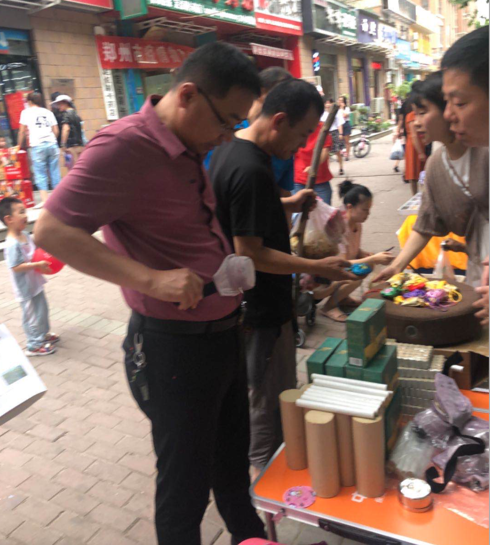 职业画家靠什么赚钱-八位摆摊者讲述：摆摊致富基本不可能，想多赚钱要靠努力和思考-优创圈