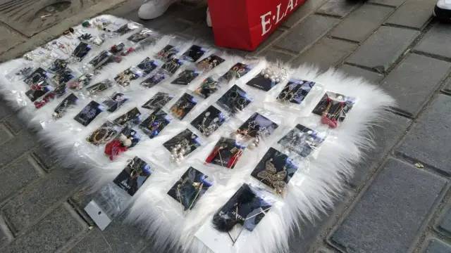 职业画家靠什么赚钱_画家赚钱么_画家赚的钱多不多