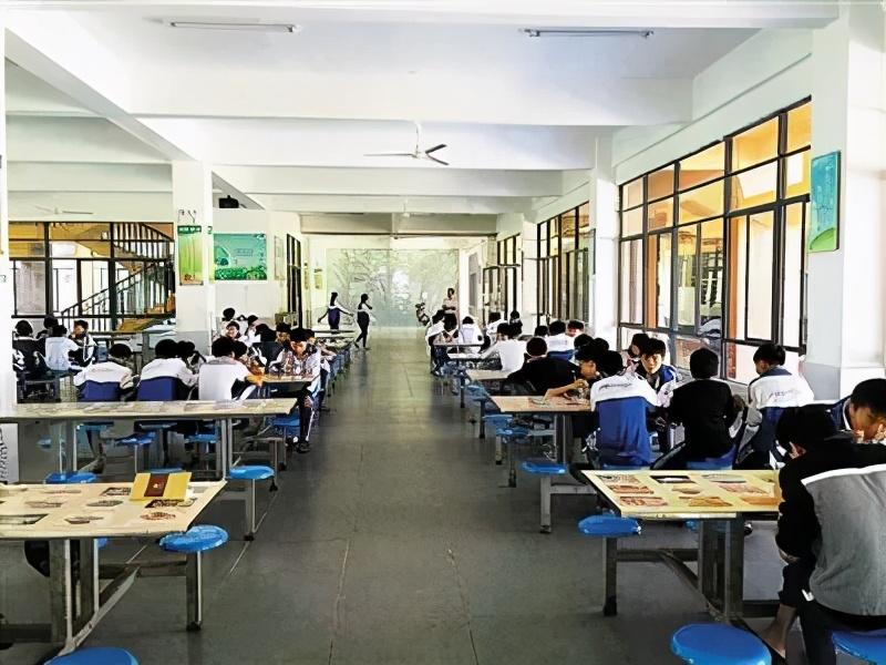 食堂赚钱卖学校违法吗_学校食堂卖什么赚钱_学校食堂卖饭怎么样