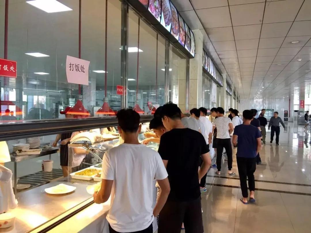 食堂赚钱卖学校违法吗_学校食堂卖饭怎么样_学校食堂卖什么赚钱