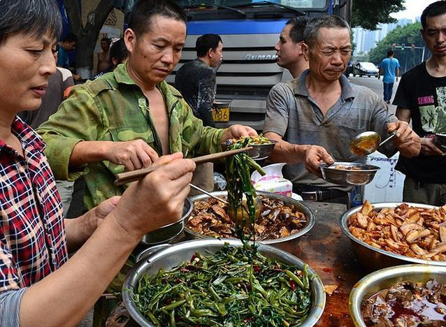 工地上卖什么饭最赚钱_在工地卖饭做什么菜_工地旁边卖饭一年可以挣多少钱