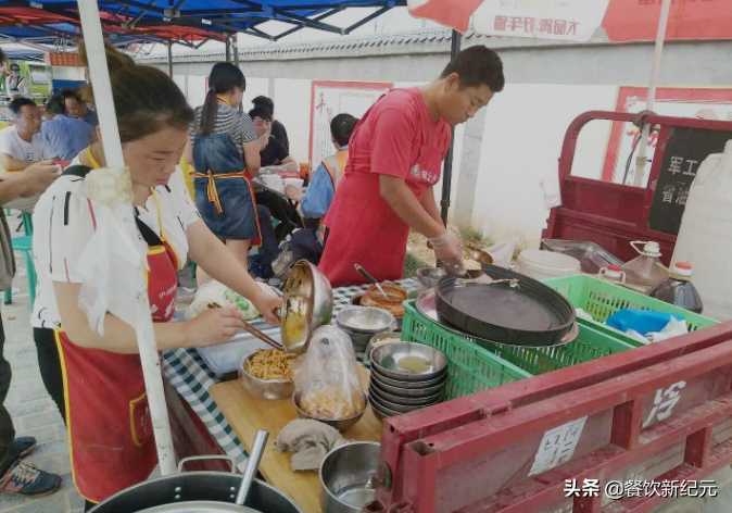 在工地卖饭做什么菜_工地上卖什么饭最赚钱_工地旁边卖饭一年可以挣多少钱
