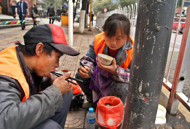 在工地卖饭做什么菜_工地上卖什么饭最赚钱_工地旁边卖饭一年可以挣多少钱