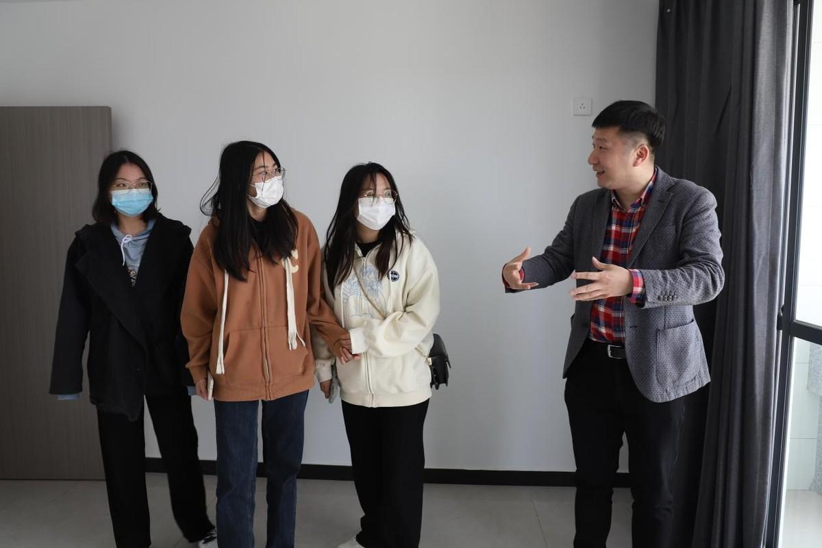 赚钱年轻做现在人的句子_赚年轻人的钱做什么生意_年轻人现在做什么赚钱