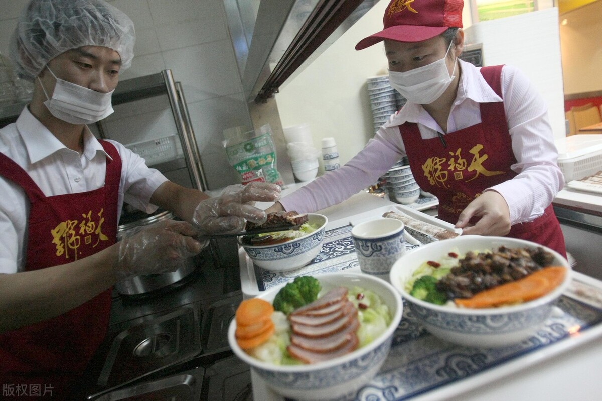 什么样的快餐最赚钱 山东夫妻开快餐店，顾客用9.9元吃一天，反而年赚80万，套路易学-侠客笔记