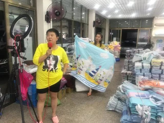 化妆赚钱卖品赚钱吗_化妆赚钱吗_卖什么化妆品赚钱